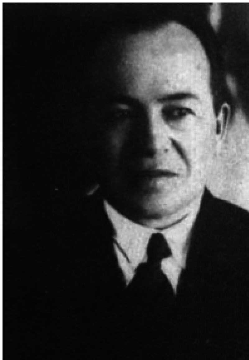 رەسىم-1: بۇرھان شەھىدى 1935-يىلى شېڭشىسەي تەرىپىدىن ئالتۇن مېدال بىلەن مۇكاپاتلانغاندا چۈشكەن سۈرىتى (مەنبە: بۇرھان شەھىدى«شىنجاڭنىڭ 50 يىلى»)