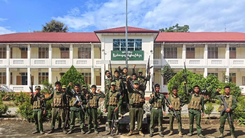 ရှမ်းပြည်နယ် သိန္နီခရိုင် အုပ်ချုပ်ရေးဦးစီးဌာနရုံးအား ၂၀၂၃ ခုနှစ် အောက်တိုဘာလ ၃၀ ရက်နေ့က MNDAA က သိမ်းပိုက်ခဲ့ကြောင်း ထုတ်ပြန်ထားစဉ်။ (Photo : The Kokang)