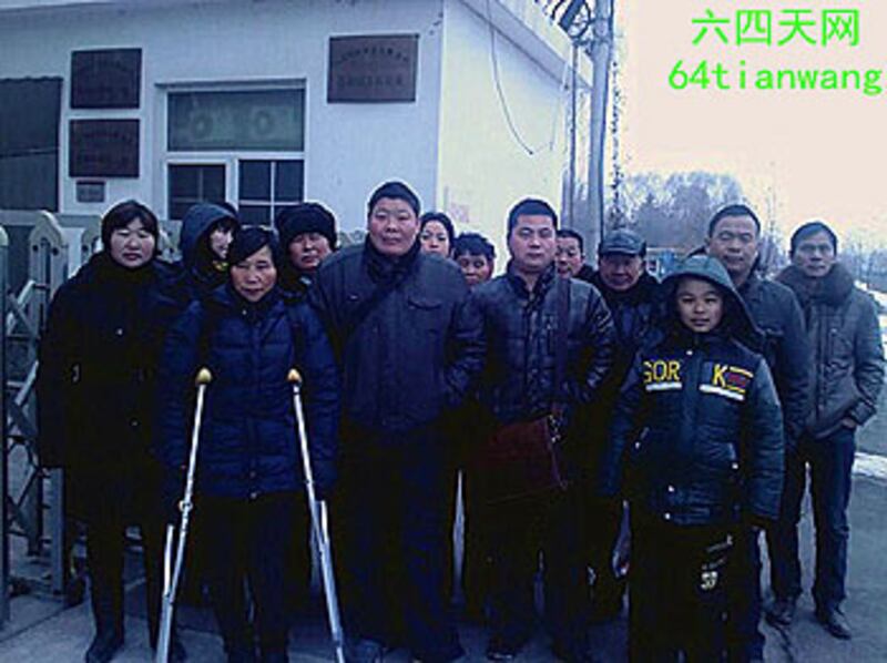 2013年2月5日,12名赴京上訪的河南訪民被關進黑監獄案在北京再度開審並作出宣判,10名“黑保安”全部被判監,最高刑期兩年,十多名訪民趕來旁聽案件。(天網義工提供)