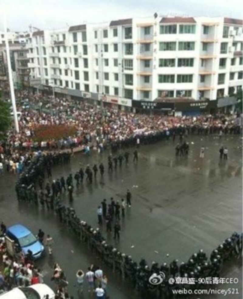 图片: 当局出动大批警力在场戒备。 (新浪微博/中国茉莉花革命网)