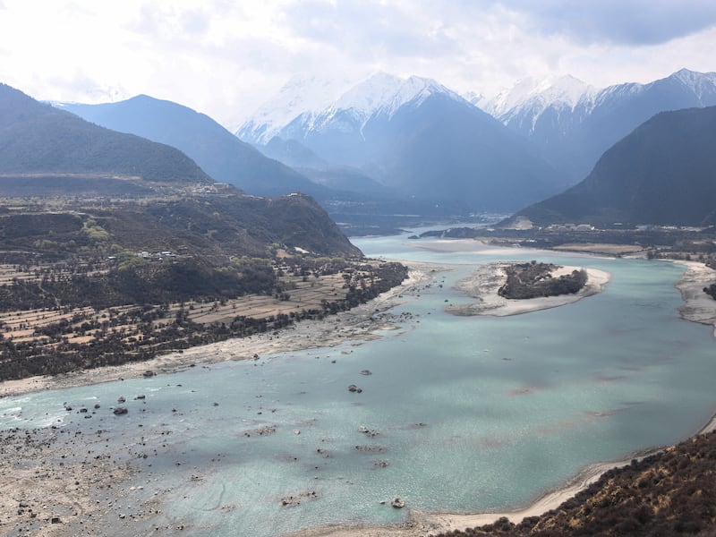 རྒྱ་ནག་གི་སྲིད་བློན་གཞོན་པ་ཀྲང་གོའོ་ཆིང་ཀོང་པོ་ཉིང་ཁྲིར་བསྐྱོད་པ།