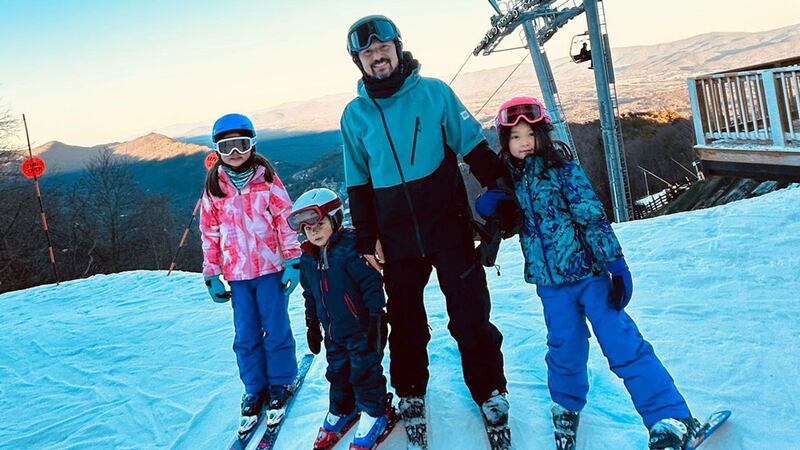 قاسىم ئابدۇرېھىم بالىلىرى بىلەن ۋىرجىنىيە مەسەناتىن قار تېيىلىش مەيدانىدا. 2024-يىلى، فېۋرال، ۋىرجىنىيە