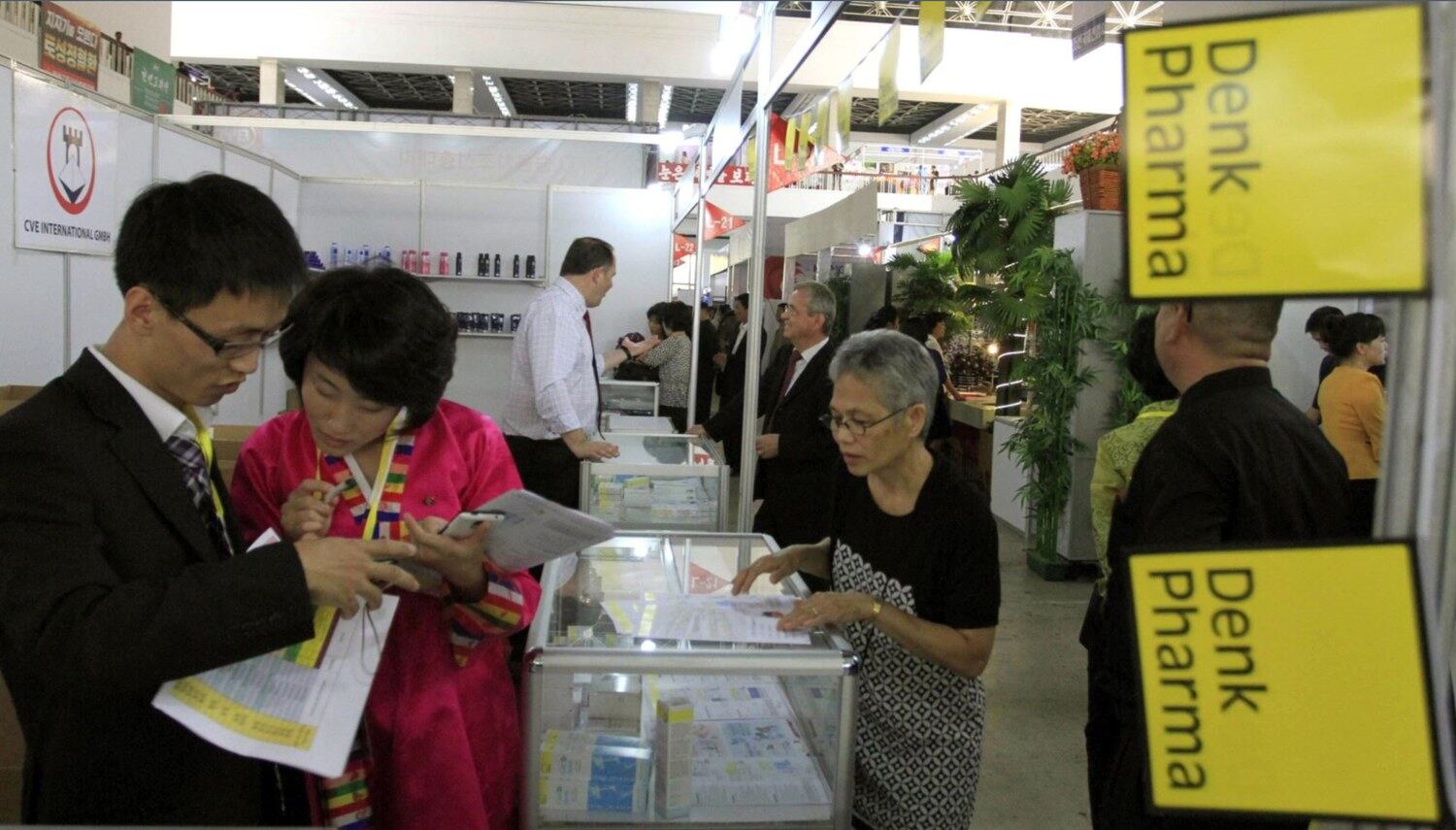 지난 2014년 9월 평양 3대혁명전시관에서 열린 '가을철 국제상품 전람회'에서 방문객들이 상품을 둘러보고 있다.
