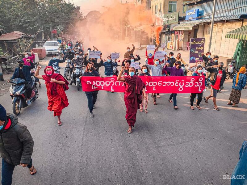 (မန္တလေးမြို့မှာ ၂၀၂၂ ဖေဖော်ဝါရီ ၅ ရက်နေ့က ဆန္ဒပြသံဃာနဲ့ လူငယ်တွေကို တွေ့ရစဥ်) Photo: BLACK