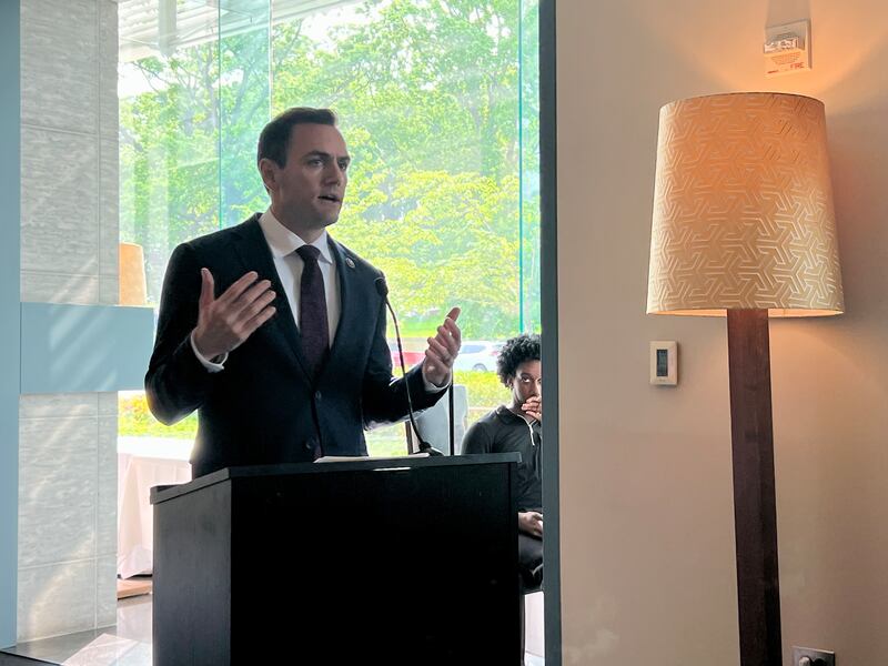 美國眾議員加拉格爾(Mike Gallagher)到場支持黎崇恩為父親奔走。(胡凱文 攝)