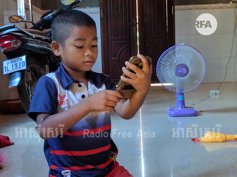 កុមារា ផា សុផាត អាយុ ៦ឆ្នាំ ដែលបៅដោះមេគោកាលពីនៅអាយុ ១ខួប ៣ខែ កំពុងលេងហ្គេម (Game) លើទូរស័ព្ទដៃនៅផ្ទះឋិតក្នុងភូមិនគរភាស ឃុំនគរភាស ស្រុកអង្គរជុំ ខេត្តសៀមរាប កាលពីថ្ងៃទី១១ ខែសីហា ឆ្នាំ២០១៧។