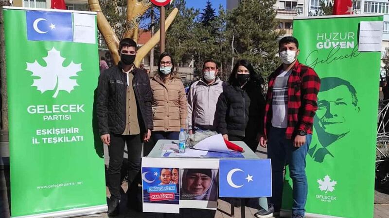 كېلەچەك پارتىيەسىنىڭ ئەسكى شەھەر دېگەن يەردىكى ئىمزا توپلاش پائالىيىتىدىن كۆرۈنۈش. 2021-يىلى 31-مارت، تۈركىيە.