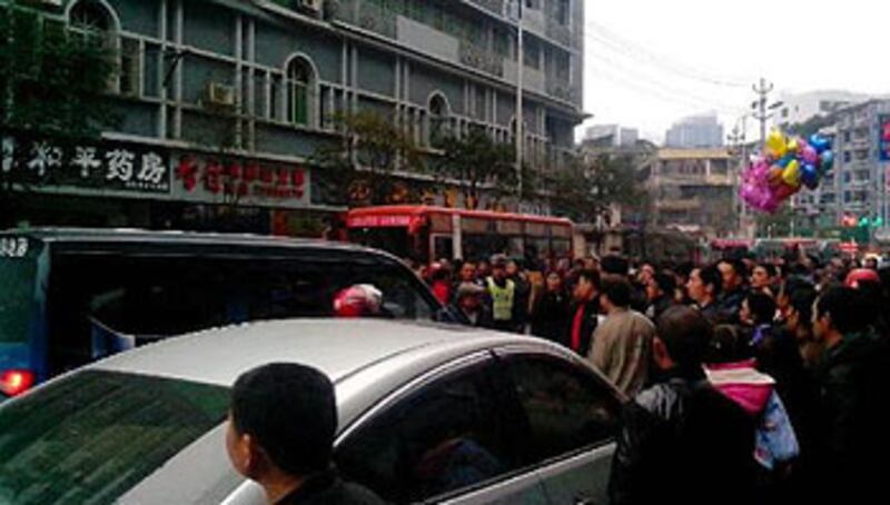 2013年2月6日,重慶市酉陽土家族苗族自治縣新民街,有指交警執法期間打人,引發群眾圍觀聲討,現場交通嚴重堵塞。(網民提供)