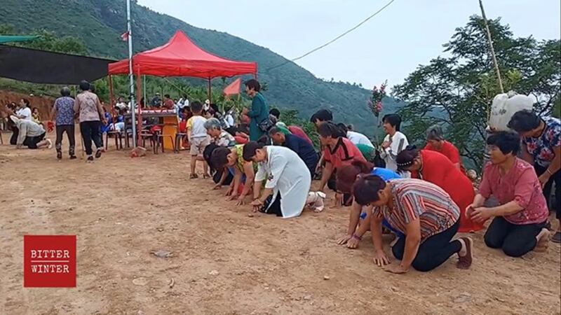 当地村民跪地向毛泽东塑像叩拜（寒冬网站）