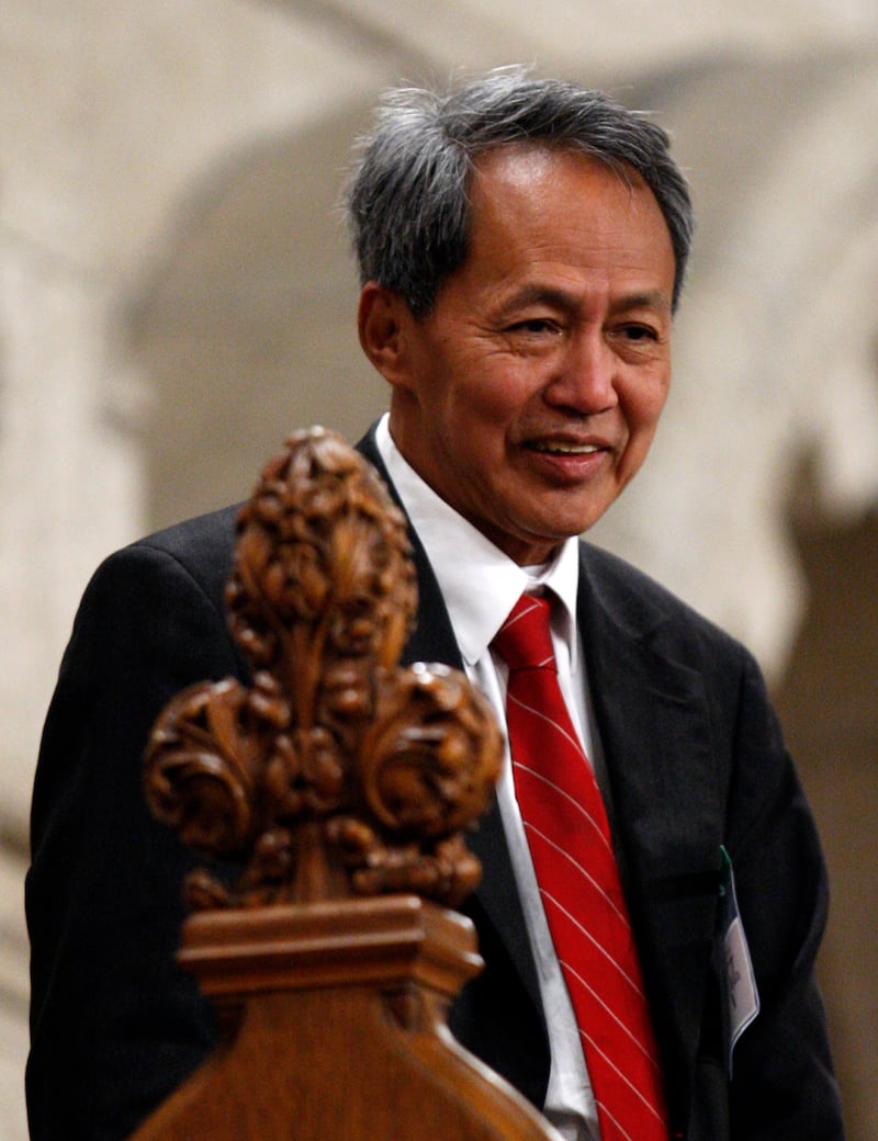 ၂၀၀၉ စက်တင်ဘာ ၃၀ ရက်နေ့က ကနေဒါနိုင်ငံ အော့တဝါရှိ အောက်လွတ်တော်တွင် မြန်မာ့အရေးဆွေး‌နွေးအပြီး NCUGB ဝန်ကြီးချုပ်ဒေါက်တာစိန်ဝင်းအား တွေ့မြင်ရပုံ