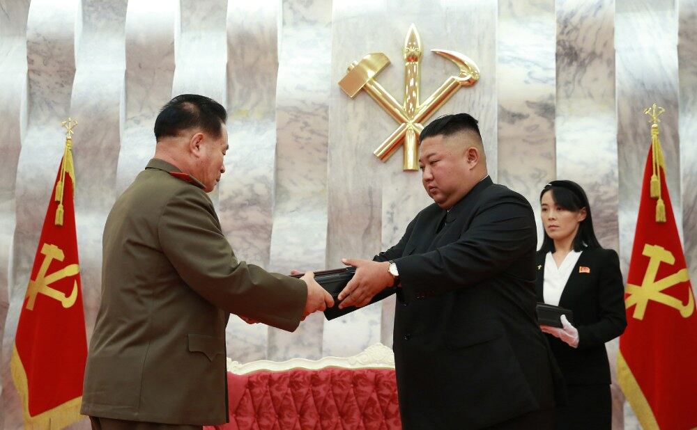 북한 김정은 국무위원장이 26일 북한 당중앙위원회 본부청사에서 조국해방전쟁 승리(정전협정 체결) 67주년을 기념하며 열린 백두산 기념 권총 수여식에서 군 주요 지휘성원들에게 백두산 기념권총을 수여하고 있다. 김 위원장 뒤에 동생인 김여정 당 제1부부장이 시상식 의전을 하고 있다.