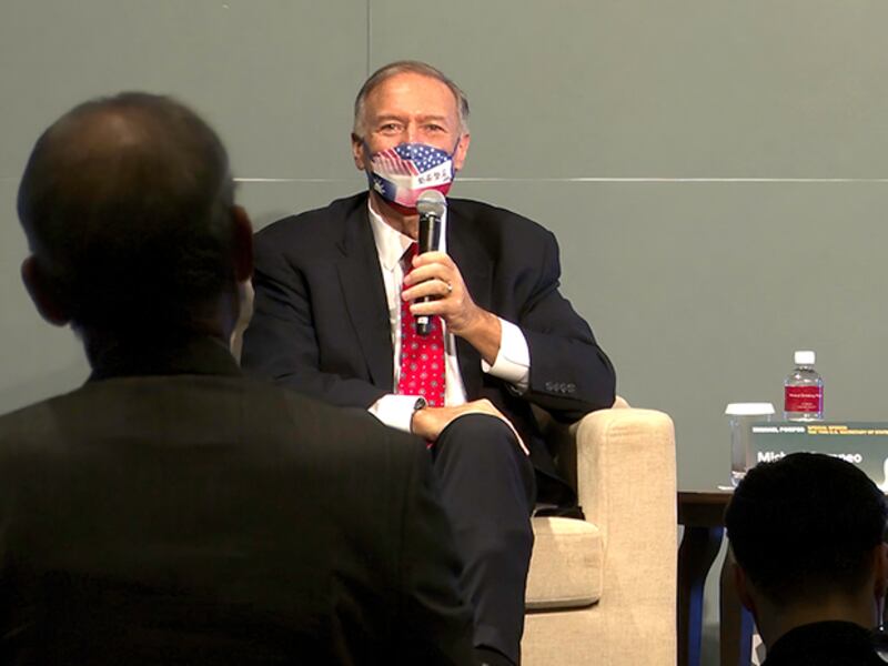 2022年3月4日，美國前國務卿蓬佩奧演講後接受聽眾提問。（鍾廣政 攝）