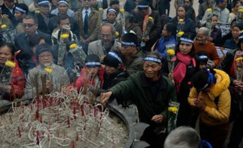 Người dân đặt hoa và thắp hương tại tượng đài vua Lý Thái Tổ tưởng nhớ những chiến sĩ hy sinh trong trận Gạc Ma. Ảnh chụp hôm 14 tháng 3 năm 2016 ở Hà Nội.
