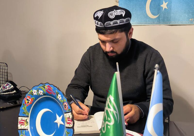 «شەرقىي تۈركىستان دەۋايىمىز» ناملىق كىتابنىڭ ئاپتورى بارىش قۇرت ئەپەندى مەزكۇر كىتابنى تونۇشتۇرۇش مۇراسىمىدا كىتابلىرىغا قول قويماقتا. 2023-يىلى 1-ئۆكتەبىر، تۈركىيە.