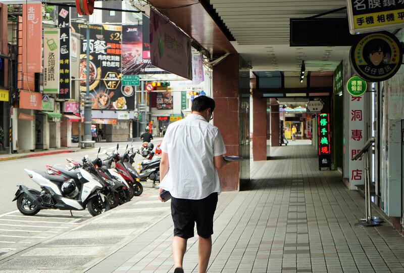 疫情下,雖然街上人煙稀少,但仍無阻台灣民眾特意外出購買最後一期《台蘋》。(文海欣 攝)