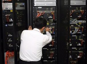 한국의 대다수 시중은행 인터넷뱅킹이 DDos 공격에 따른 크고 작은 피해를 입고 있는 가운데 9일 성남 분당의 한 은행 전산센터에서 직원이 DDos공격에 대비해 서버를 점검하고 있다.