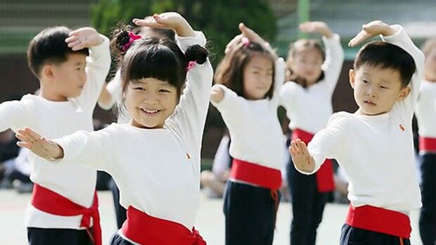사진은 인천시 중구 인천화교중산중고등학교에서 열린 쌍십절 기념 운동회에서 중국 학생들이 전통무예를 선보이는 모습. 