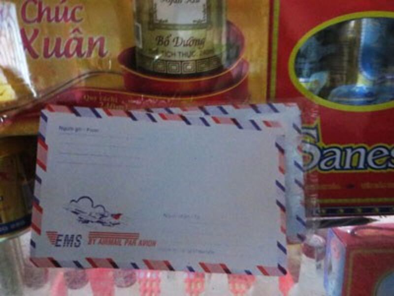 Phong bì bán tại một tiệm tạp hóa ở Việt Nam. RFA PHOTO.