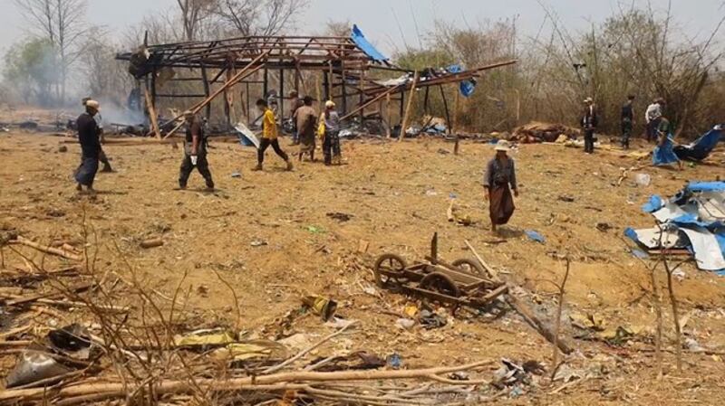 ကန့်ဘလူမြို့နယ် ပဇီကြီးရွာ ၂ဝ၂၃ ခုနှစ် ဧပြီလ ၁၁ ရက်နေ့က လေကြောင်းတိုက်ခိုက်ခံရအပြီး အပျက်အစီးများအား တွေ့ရစဉ်။ (Photo: RFA)