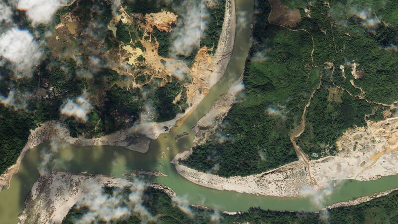 ကချင်ပြည်နယ် မြစ်ကြီးနားမြို့အထက်ပိုင်း မေခနှင့် မလိခ မြစ်ဆုံဒေသကို ၂၀၂၁ နိုဝင်ဘာ ၂၃ ရက်နေ့က ဆက်သွယ်ရေးဂြိုဟ်တုမှတဆင့် တွေ့ရစဉ်။ (Photo: Planet Labs Inc.)