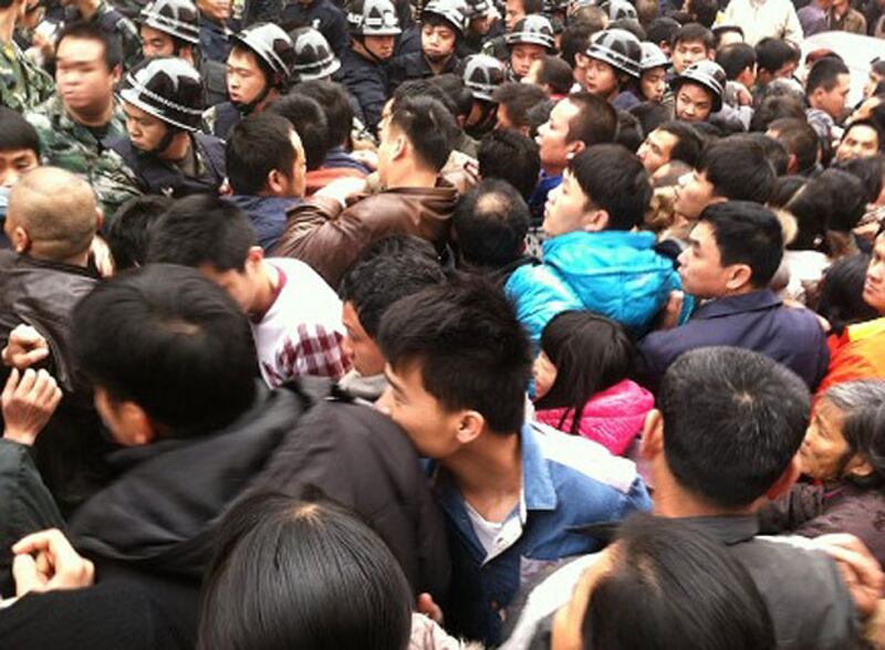 廣西南寧市江南區動員數百強拆隊員，周四（2月28日）進入邕津村強拆民房，與抗拆村民發生激烈衝突。（村民攝）