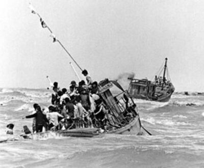 Những con thuyền mong manh đi tìm tự do. Source UNHCR