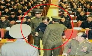 북한 조선중앙TV는 9일 장성택 국방위원회 부위원장이 노동당 정치국 확대회의에서 체포되는 모습을 공개했다.