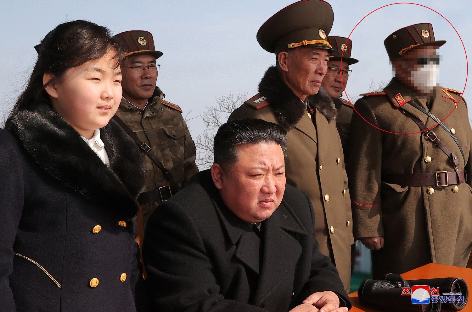 지난달 18~19일 김정은 국무위원장과 딸 '주애'가 전술핵운용부대들의 '핵반격 가상 종합전술훈련'을 참관하고 있다. 김 위원장 곁에서 미사일 발사를 지켜보는 남성의 얼굴이 모자이크 처리(붉은색 원)됐다.