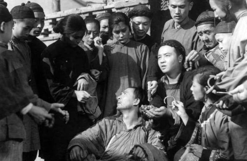 电影《武训传》剧照。（网络截图）