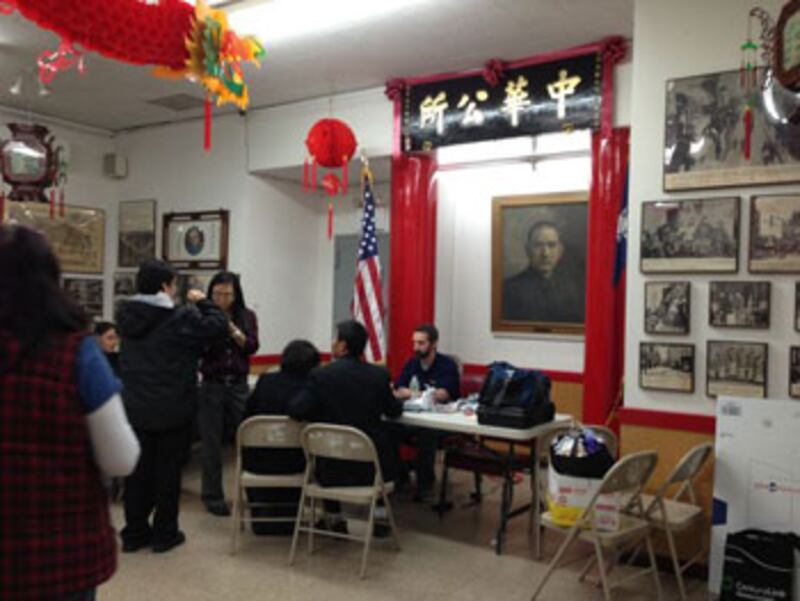 美國聯邦和市政府的部門都派工作人員到中華公所，為居民和商戶辦理補助和貸款申請。(粵語部記者潘加晴拍攝)