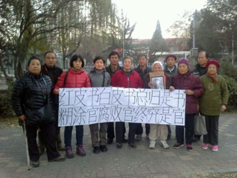 2013年12月7日,上海訪民在街頭宣揚人權。(相片來自權利運動)