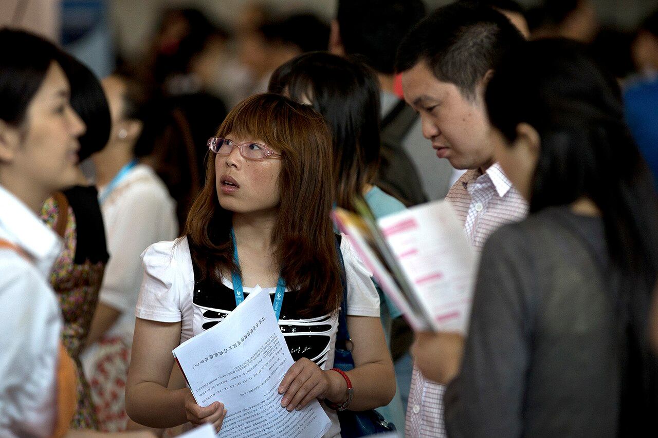 图为北京的中国国际展览中心内求职的中国青年。近期中国青年失业率创下历史新高,中国官员们推出了一系列试图吸引年轻人到农村工作的项目。