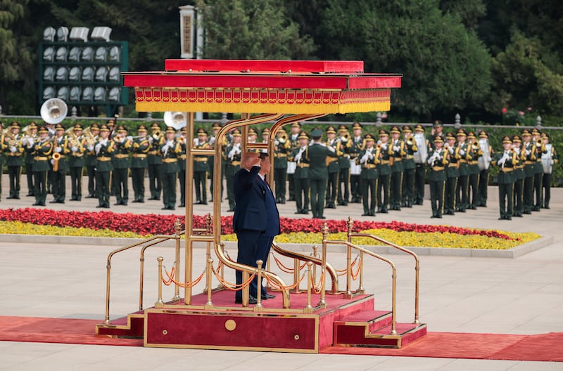 སྲིད་འཛིན་ཊམཔ་དང་སྲིད་འཛིན་ཞི་གཉིས་ཀྱིས་ཐའེ་ཝན་གྱི་གནད་དོན་དང་ཨི་རན་གྱི་དཀའ་རྙོག་སེལ་ཐབས་བྱེད་བཞིན་པ།