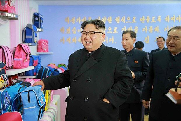 지난 2017년 새로 건설된 평양가방공장을 현지지도하고 있는 김정은 총비서.