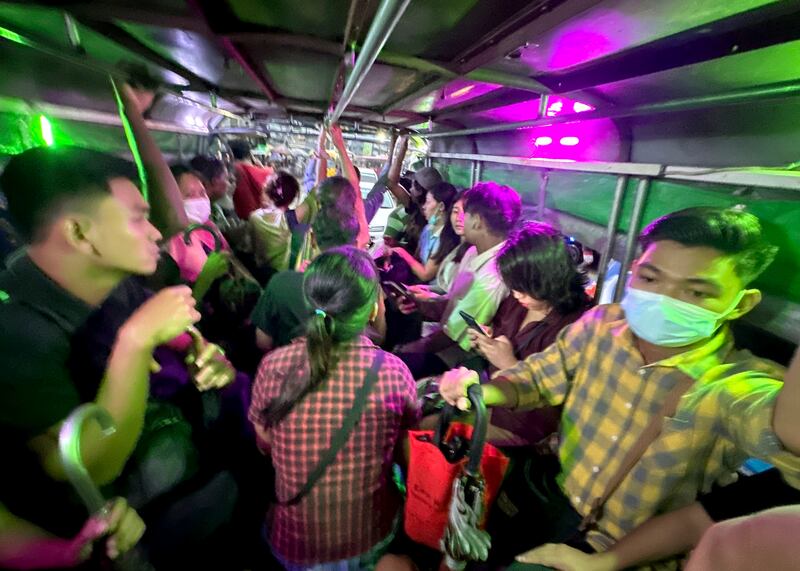 ရန်ကုန်မြို့တွင်းပြေးဆွဲသည့် အောက်ဆိုက်ကားတစ်စီးတွင် လိုက်ပါလာသည့် ခရီးသည်တချို့အား ၂ဝ၂၃ ခုနှစ် ဩဂုတ်လအတွင်းက တွေ့ရစဉ်။ (Photo: RFA)