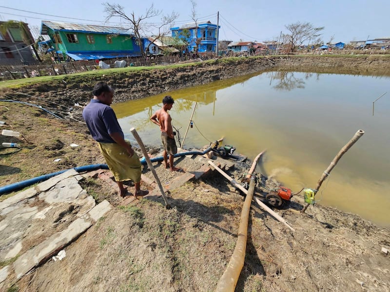 ရခိုင်ပြည်နယ်၊ စစ်တွေမြို့နယ်၊ ကျေးတောပိုက်ဆိပ်ကျေးရွာမှ သောက်သုံးရေကန်တစ်ကန်မှာ ရေငံများ စုပ်ထုတ်နေကြသည်ကို ၂၀၂၃ ခုနှစ်၊ မေလ ၂၂ ရက်နေ့က တွေ့ရစဉ်။ (Photo: RFA)