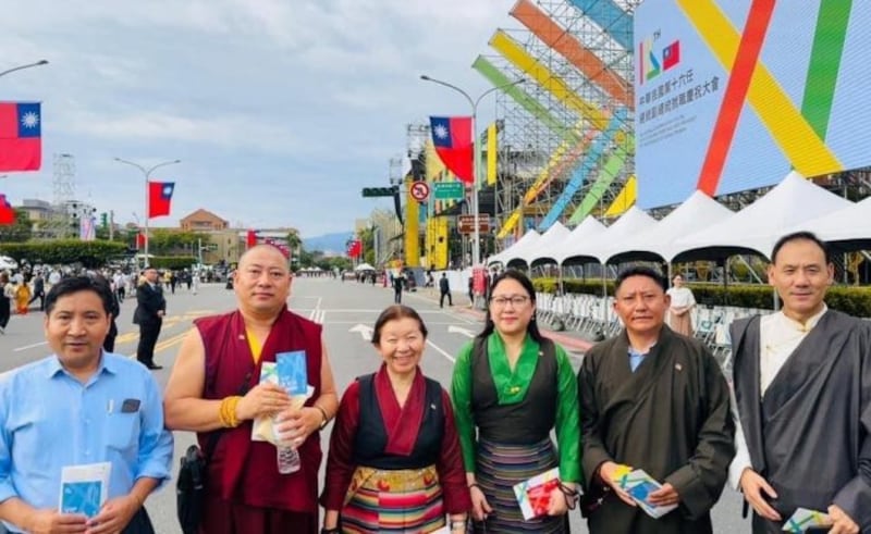 ཐའེ་ཝན་གྱི་སྲིད་འཛིན་ལའེ་ཆིང་ཏེའི་སྲིད་འཛིན་གྱི་དམ་འབུལ་སྐབས་གདན་ཞུ་ལྟར་ཆེད་ཕེབས་གནང་པའི་སྐབས་ཀྱི་འདྲ་པར། ཕྱི་ལོ་ ༢༠༢༤ ཟླ་ ༣