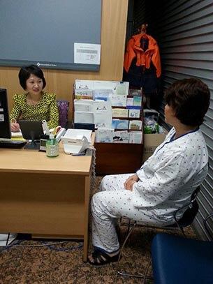 탈북자 의료상담실에서 상담중인 임향 실장.