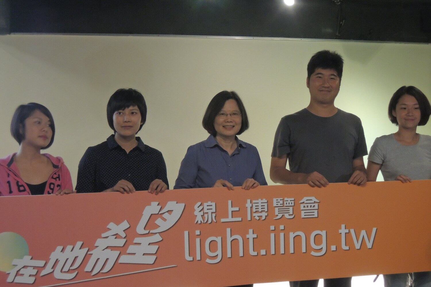 蔡英文(中)(夏小华摄)