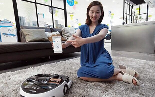 스마트폰으로 조작 가능한 진공흡입 로봇청소기.