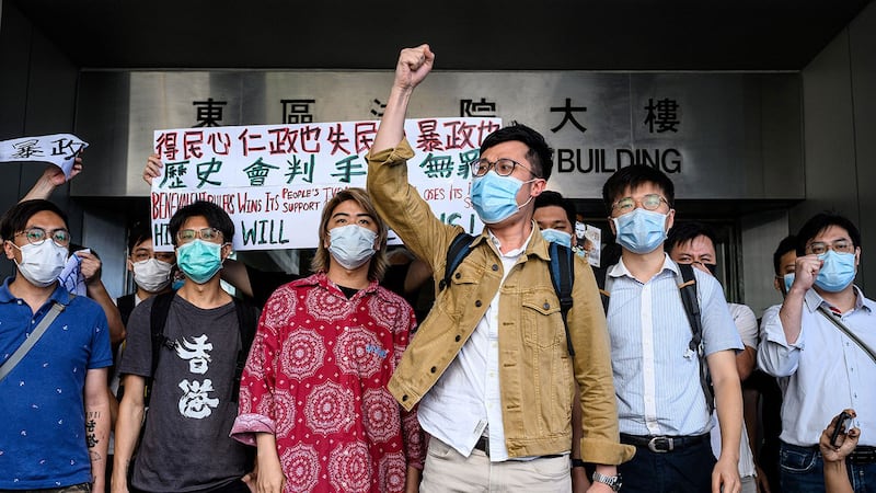图为，2020年6月10日，民间集会团队发言人刘颖匡（中）在香港东区法院外抗议。（法新社）