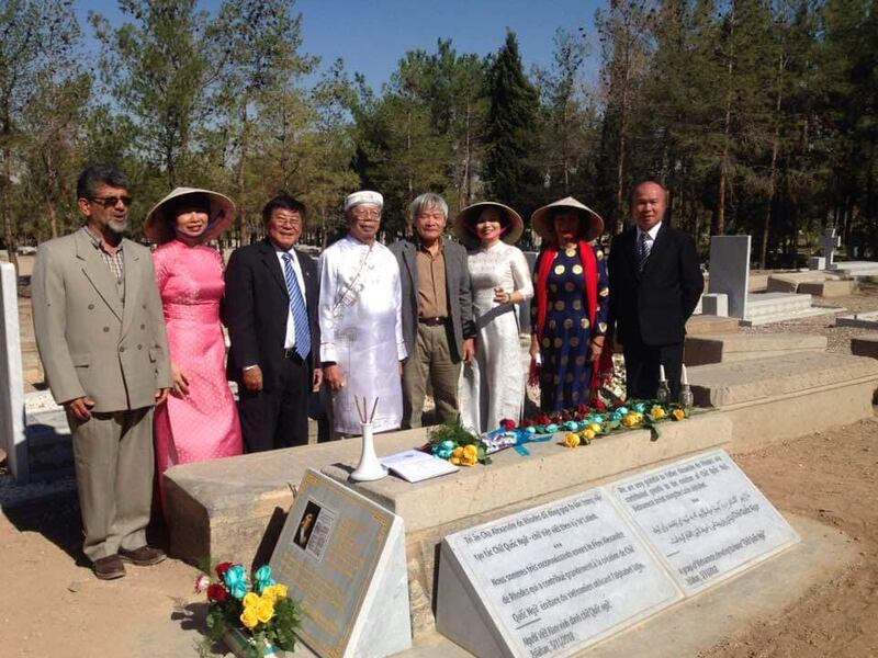 Giáo sư Nguyễn Đăng Hưng mặc áo dài (thứ 4 từ trái sang) trong ngày đặt bia vinh danh giáo sĩ Alexandre de Rhodes, ở Iran năm 2019.