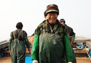 북한이 최근 대남 강경 발언을 내놓고 있지만 연평도 주민들은 별다른 동요 없이 북방한계선 가까이서 꽃게나 새우잡이 등 생업에 종사하고 있다.