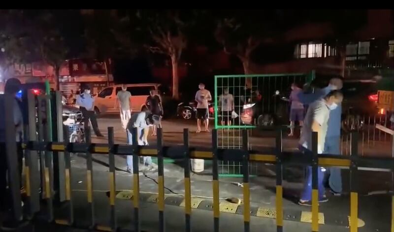 上海部分區域，當局連夜施工封鎖確診者所在小區。（網絡圖片 / 古亭提供）