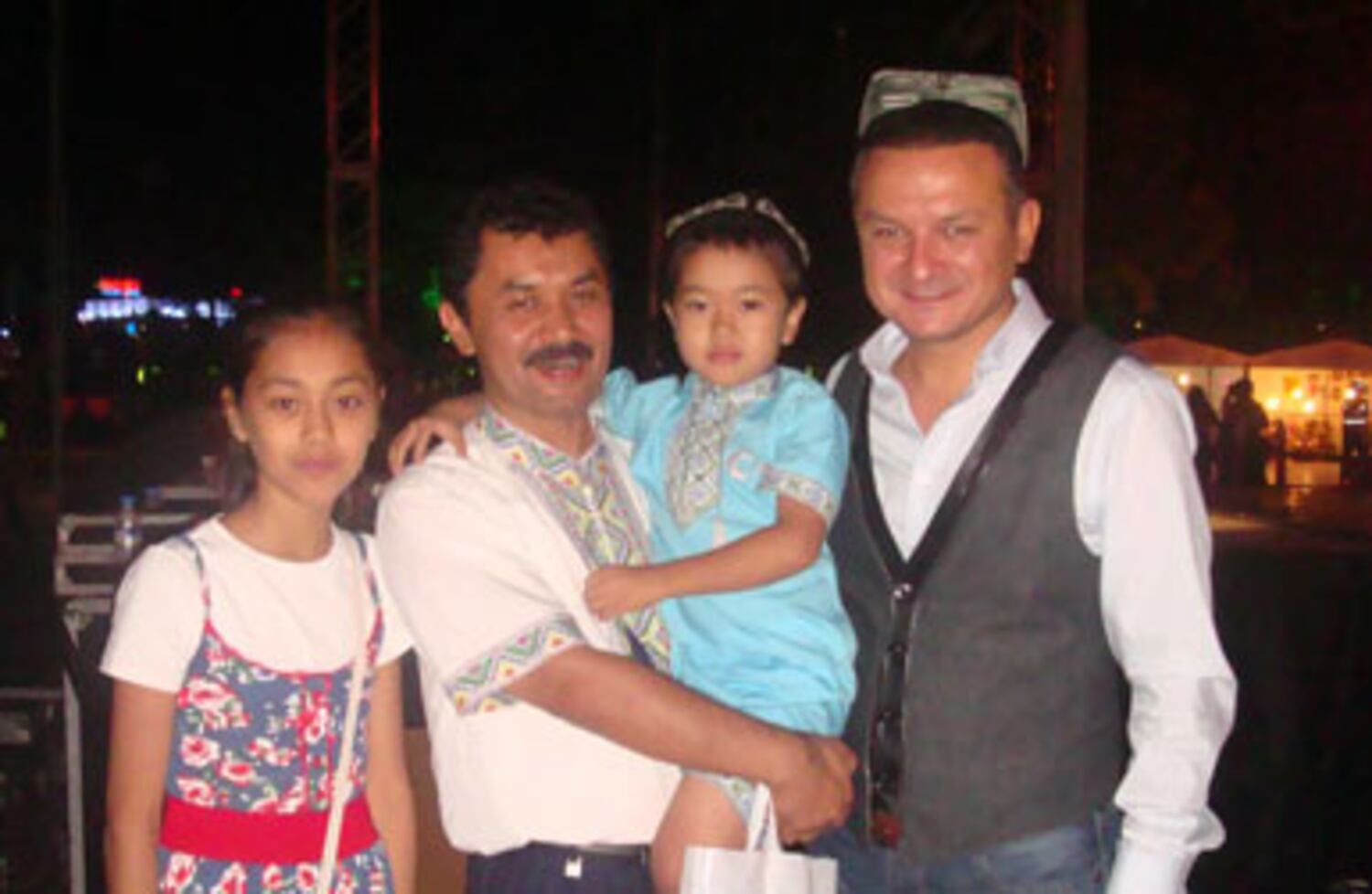 داڭلىق مۇزىكانت ئەرتۇغرۇل ئەركىشى ئەپەندىگە ئۇيغۇر دوپپىسى تەقدىم قىلىنىپ، مۇجاھىت قەشقەرلى بىلەن خاتىرە سۈرەتكە چۈشتى. 2012-يىلى 11-ئاۋغۇست، ئەنقەرە.