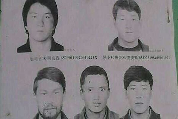 图片:新疆公安发出的新通缉令。(记者乔龙提供)