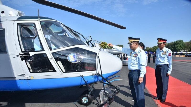 မိတ္ထီလာ လေကြောင်းအတတ်သင် လေတပ်စခန်းဌာနချုပ်တွင် ပြုလုပ်ခဲ့သည့် စစ်ကောင်စီ၏ (၇၁) နှစ်ပြည့် လေတပ်အခမ်းအနားတွင် Eurocopter 365 အမျိုးအစား ရဟတ်ယာဉ်တစ်စင်း တပ်တော်ဝင်နေပုံကို ၂၀၁၈ ခုနှစ် ဒီဇင်ဘာလ ၁၅ ရက်နေ့က တွေ့ရစဥ်။ (Photo: Myanmar Military)