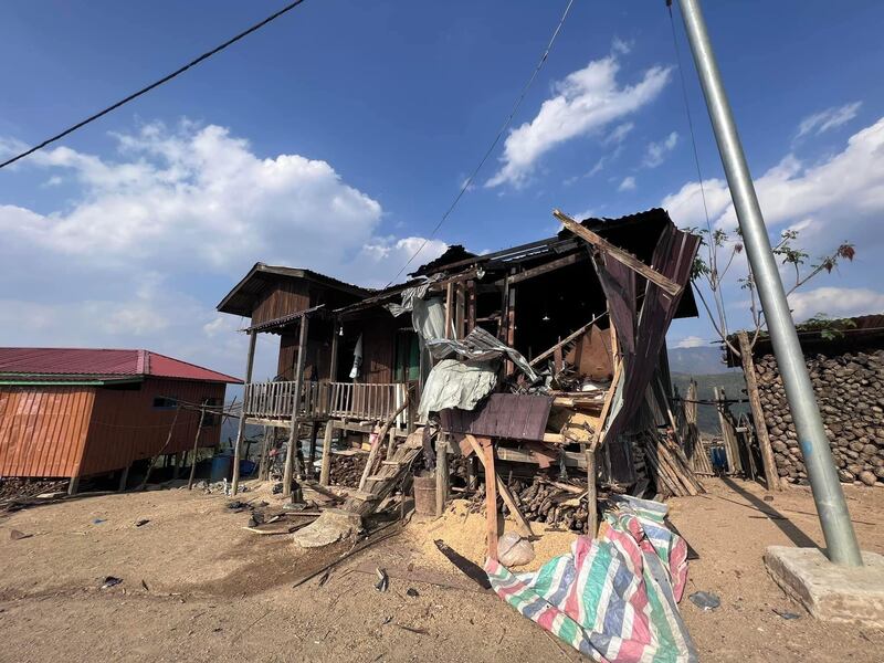 ဗုံးကြဲတိုက်ခိုက်မှုကြောင့် ပျက်စီးသွားသည့် ခွာဖိုရွာမှနေအိမ် တစ်လုံးကို ၂၀၂၃ ခုနှစ် မတ်လ ၃၀ ရက်နေ့က တွေ့ရစဉ်။ ( Photo: Citizen Journalist)