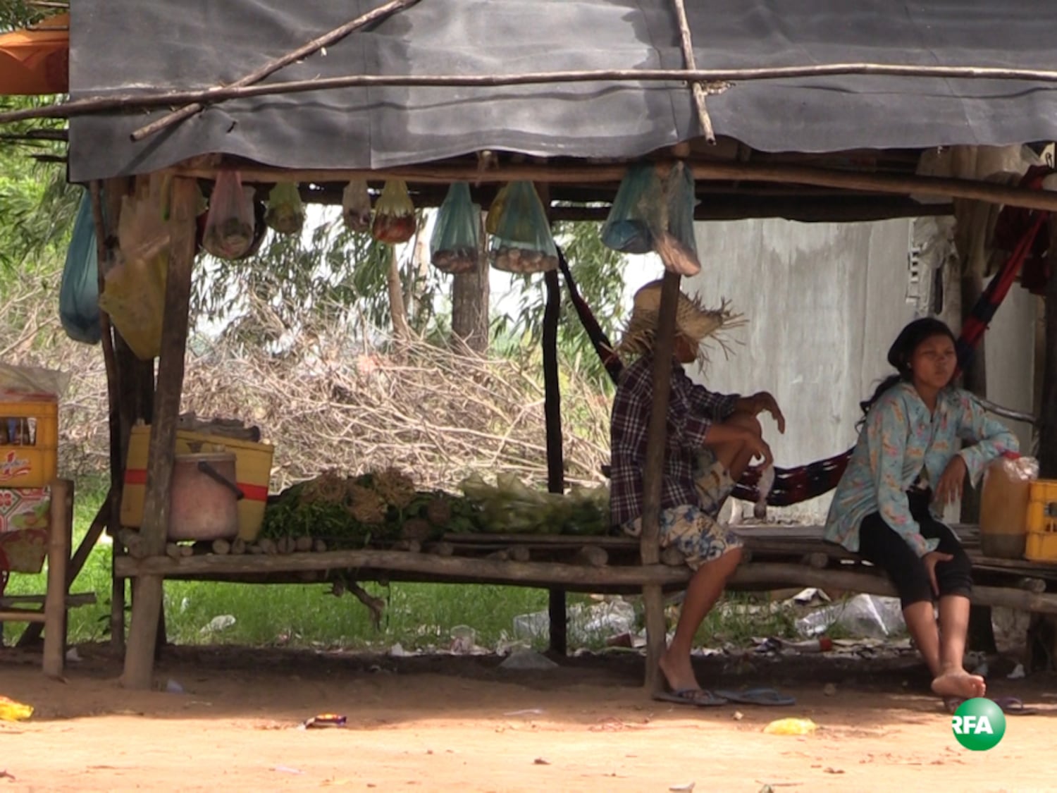 ពលរដ្ឋ​លក់​ដូរ​នៅ​មុខ​ផ្ទះ នា​សង្កាត់​ប្រាសាទ ក្រុង​បាវិត ខេត្ត​ស្វាយរៀង ថ្ងៃ​ទី​១១ ខែ​សីហា ឆ្នាំ​២០១៦។ RFA/Choup Sereyroth