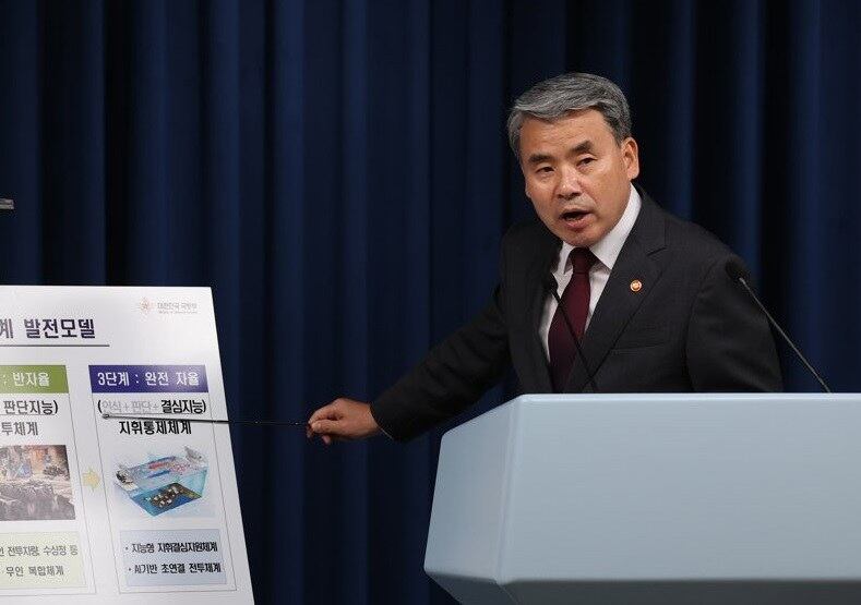 이종섭 한국 국방부 장관이 22일 윤석열 대통령에게 부처 업무 보고를 마친 이후 결과를 브리핑하고 있다.